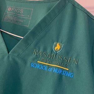 Rasmussen Nursing school scrub top Figs Hunter Green small